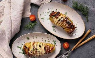 Картопля-гармошка з беконом в духовці