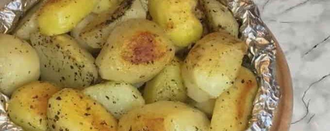 рецепт картоплі часточками, запеченої у фользі