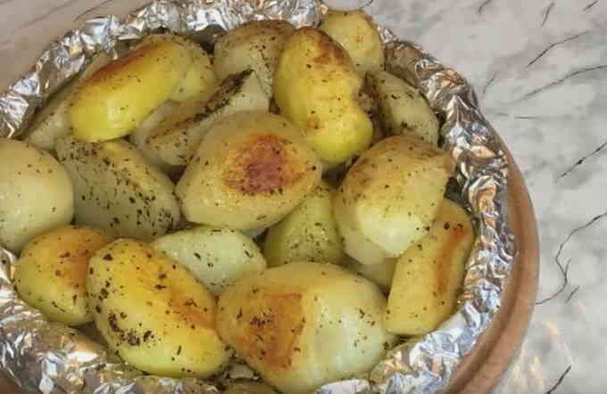 Простий і смачний рецепт картоплі часточками, запеченої у фользі