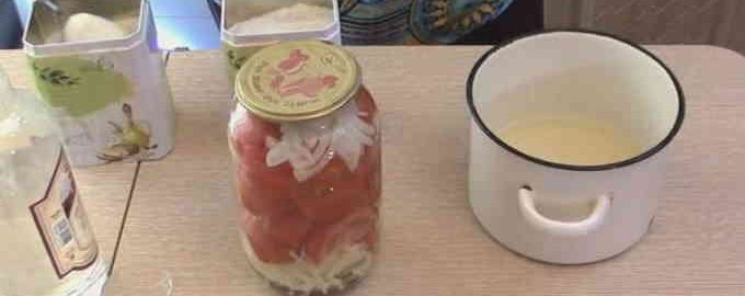 Солодкі мариновані помідори з цибулею