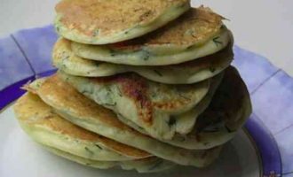 оладки з кабачків на сковороді з часником і зеленню