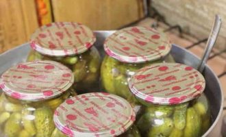 солодкі огірки з кетчупом