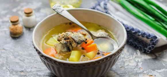 Рибний суп із консервованої скумбрії в олії