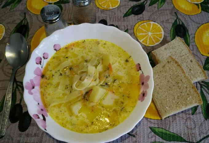 Суп з локшиною та плавленим сиром
