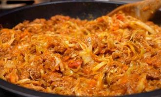 Капуста з фаршем та овочами