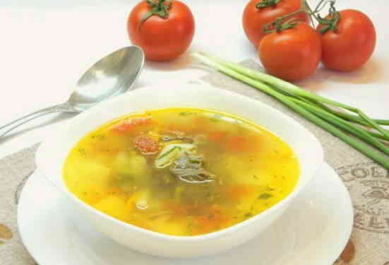 Простий суп з тушонкою та картоплею
