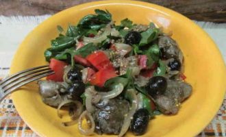 Теплий салат з курячою печінкою