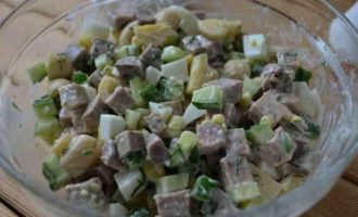 салат з яловичим язиком і грибами