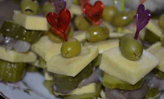 Швидкі канапе з оселедцем, оливками, сиром і огірком