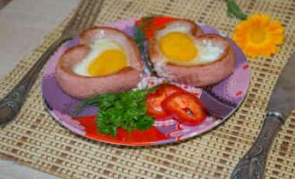 яєчня з сосисками у формі серця