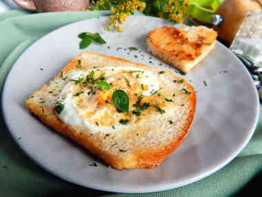 Простий і дуже швидкий рецепт яєчні в хлібі на сніданок