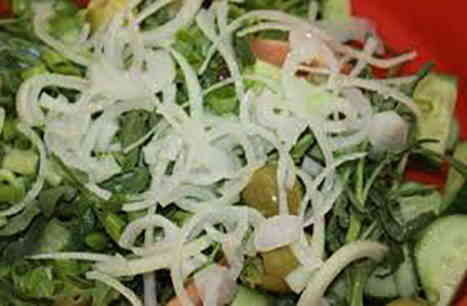 Як швидко і смачно замаринувати цибулю для салату