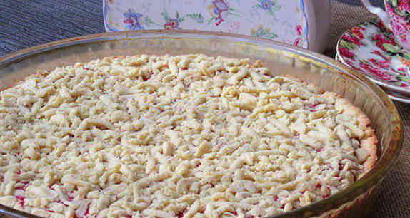 Швидкий заливний пиріг на кефірі з агрусом