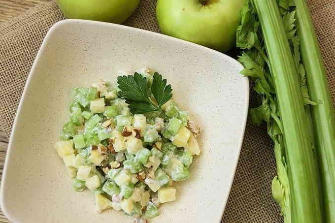 Як приготувати салат з селерою і яблуком