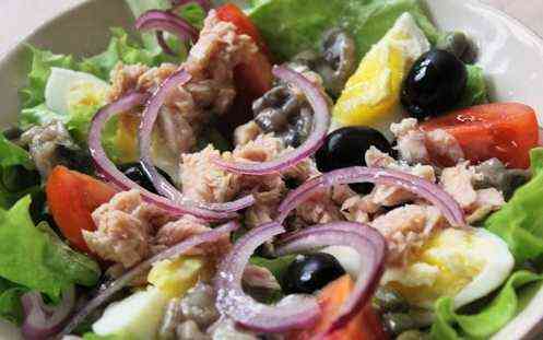 Салат з консервованим тунцем і яйцем – класичний рецепт