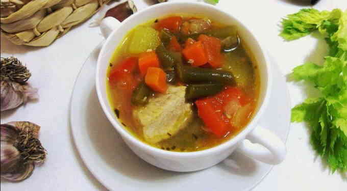 Низькокалорійний овочевий суп з індичкою