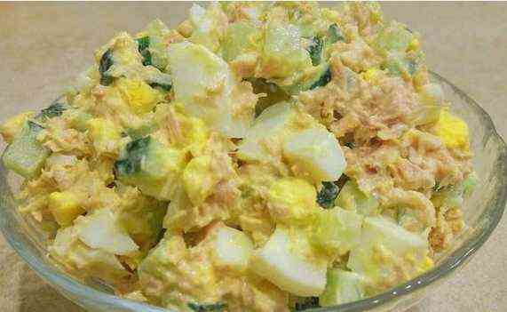 Простий і швидкий салат з тунцем, яйцем і огірком