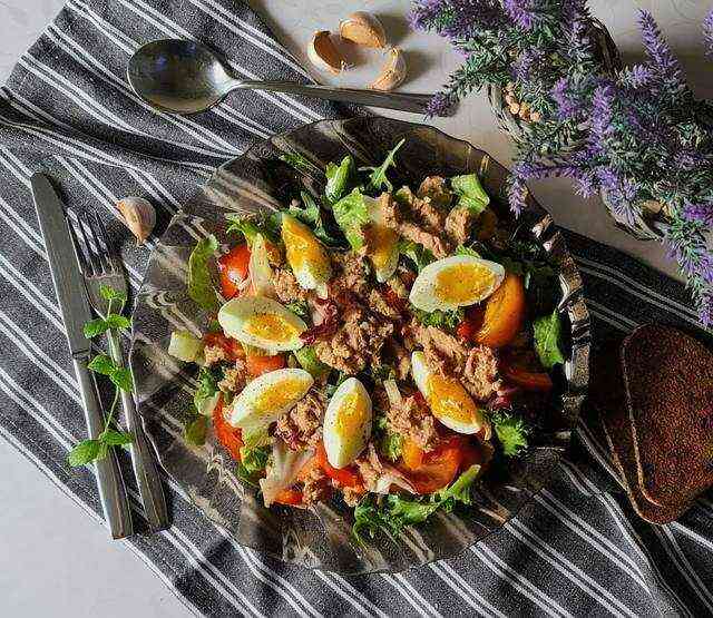 Як приготувати смачний салат з консервованим тунцем, помідором і яйцем