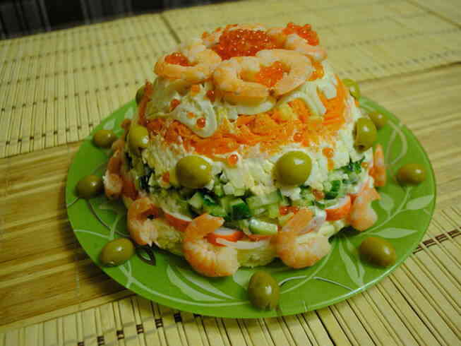 Салат з креветками, кальмарами, червоною рибою та ікрою на святковий стіл