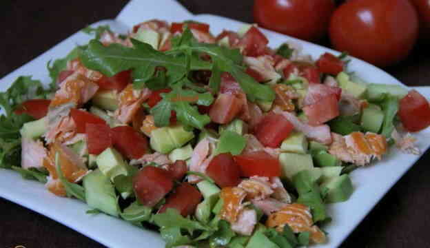 Салат з руколою, червоною рибою і авокадо на святковий стіл