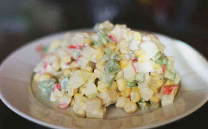 Крабовий салат з селерою і кукурудзою