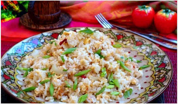 Рис по-тайськи з яйцем на сковороді