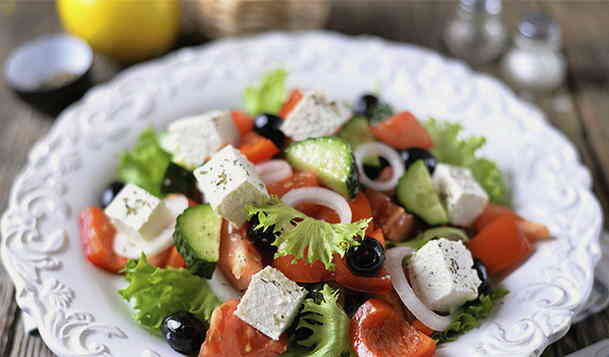 Грецький салат з бринзою та маслинами класичний