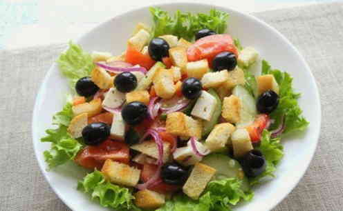 Грецький салат з бринзою та сухариками