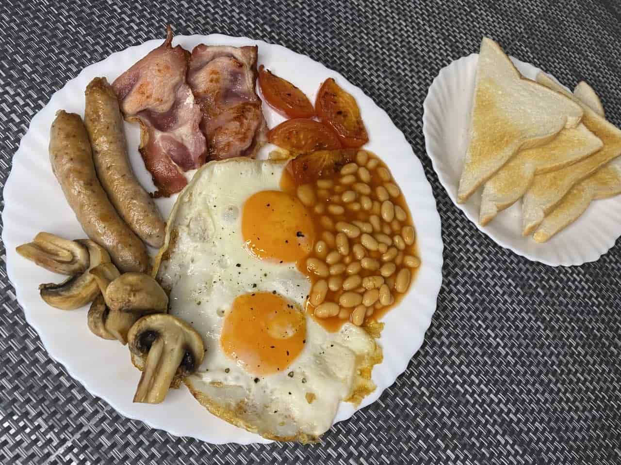 Повний сніданок або повний англійський сніданок (Full breakfast)