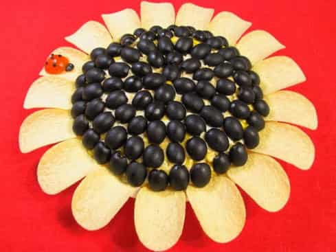 Салат «Соняшник» з чіпсами, кукурудзою без грибів