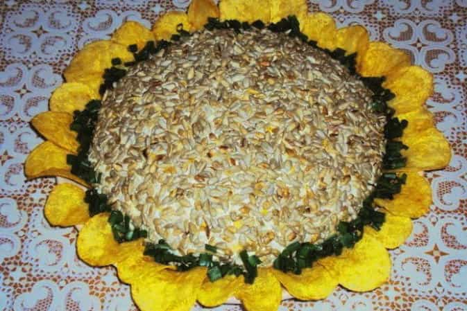 Салат «Соняшник» з насінням та чіпсами