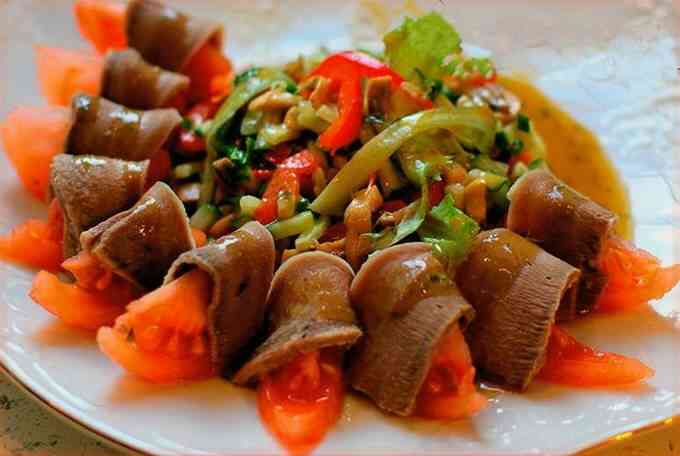 Салат з яловичим язиком, грибами та болгарським перцем