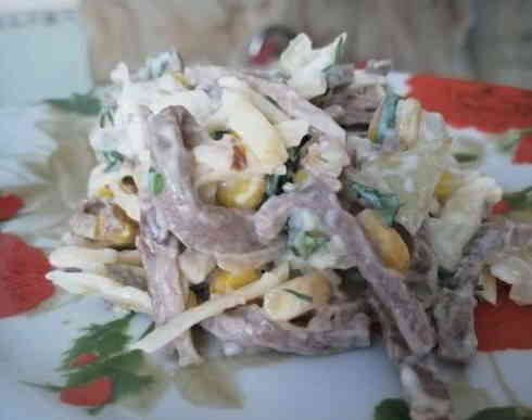Салат з яловичим язиком та кукурудзою