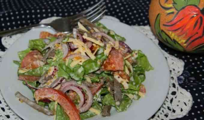 Салат з яловичим язиком та маринованою цибулею