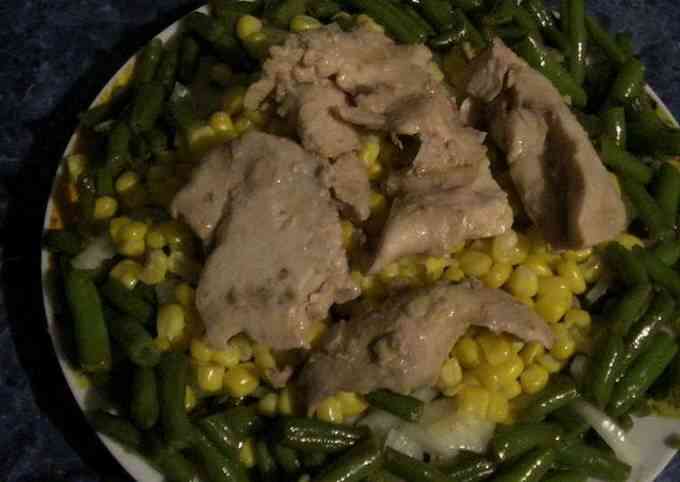 Салат з печінкою тріски і кукурудзою